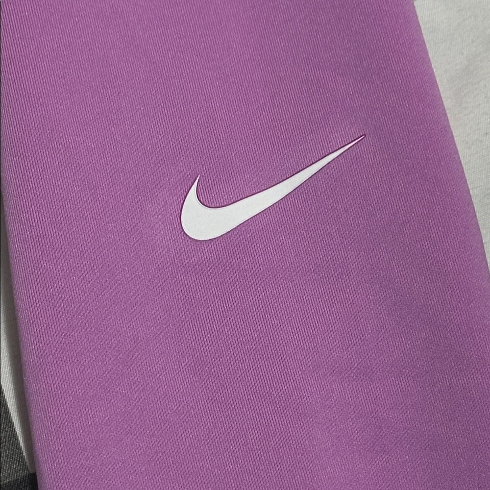 NIKE - Picture 2 of 6